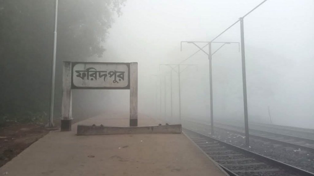 হঠাৎ ঘন কুয়াশার চাদরে ফরিদপুর, ব্যাহত সড়ক ও নৌ চলাচল