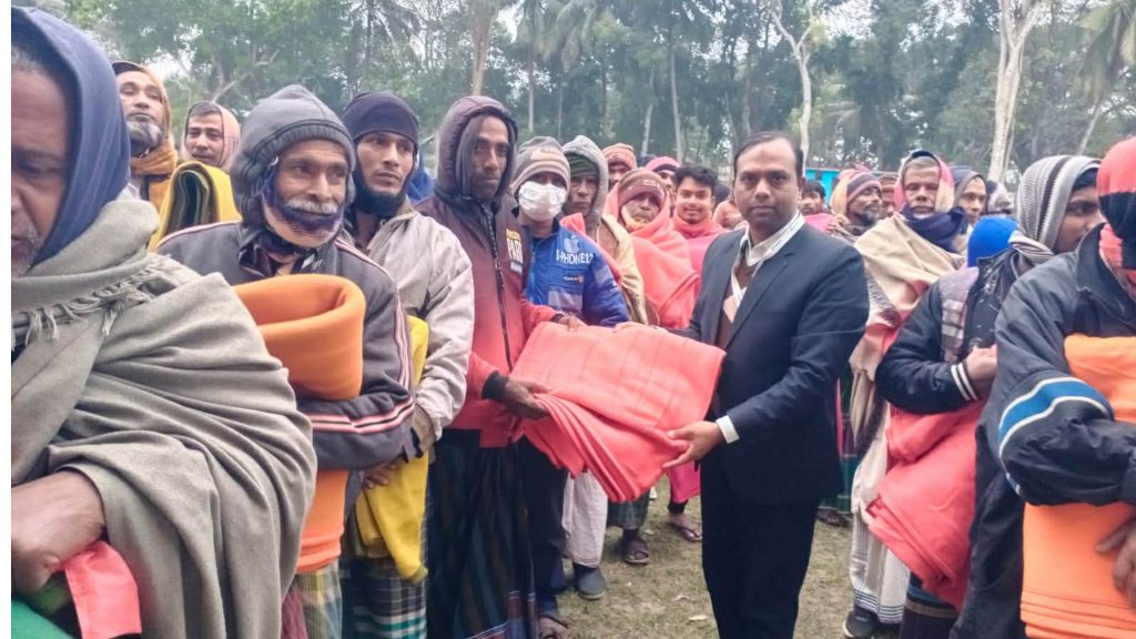 শীতের কাঁপুনিতে উষ্ণতার বার্তা: নগরকান্দায় ৪ শতাধিক মানুষের পাশে লংকাবাংলা ফাউন্ডেশন
