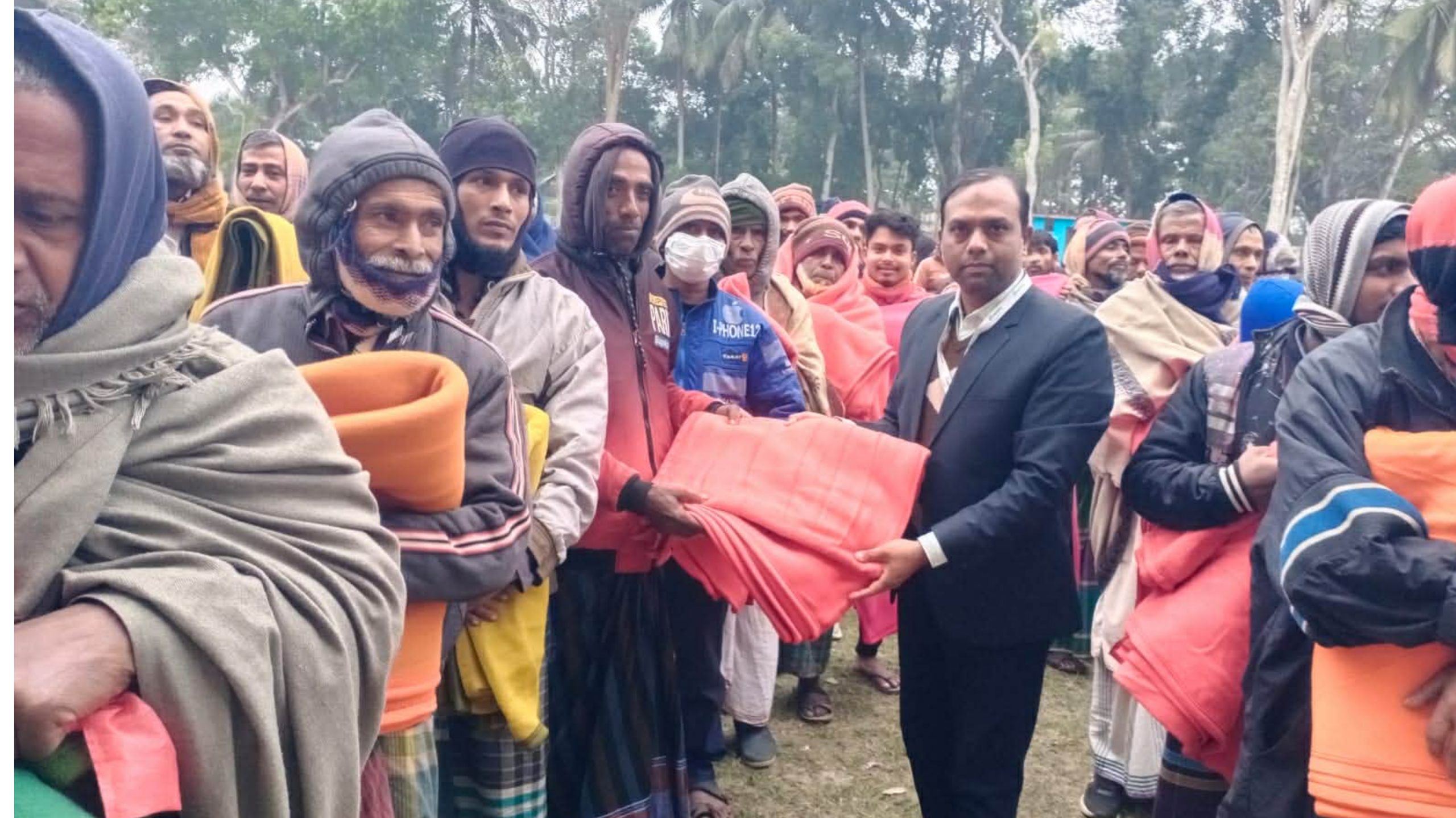 শীতের কাঁপুনিতে উষ্ণতার বার্তা: নগরকান্দায় ৪ শতাধিক মানুষের পাশে লংকাবাংলা ফাউন্ডেশন