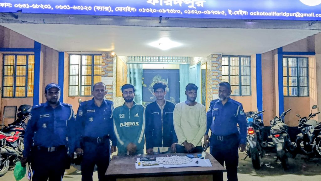 ফরিদপুরে যৌথবাহিনীর অভিযানে তিন মাদক ব্যবসায়ী আটক, গাঁজা ও মোবাইল উদ্ধার