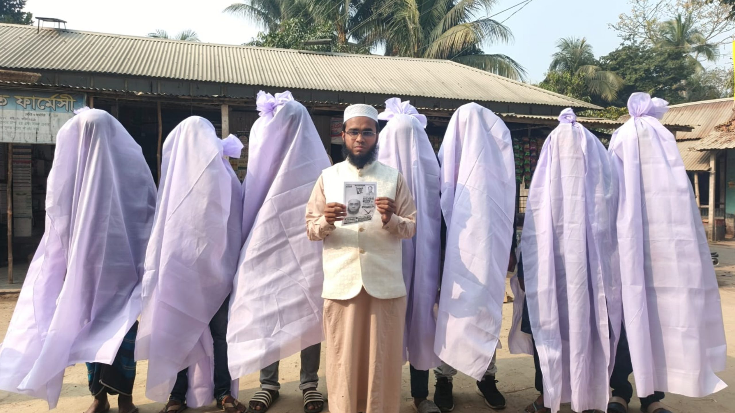 ফরিদপুরে প্রচারণায় গালাগালি ও হুমকি: কাফনের কাপড়ে প্রতিবাদ জানালেন জাপা প্রার্থী