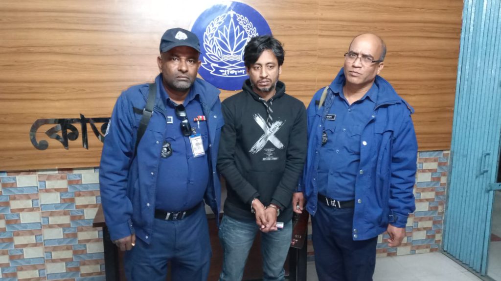 ফরিদপুরে সেনাবাহিনীর পরিচয়ে চাঁদাবাজি: ভুয়া সাংবাদিক গ্রেপ্তার