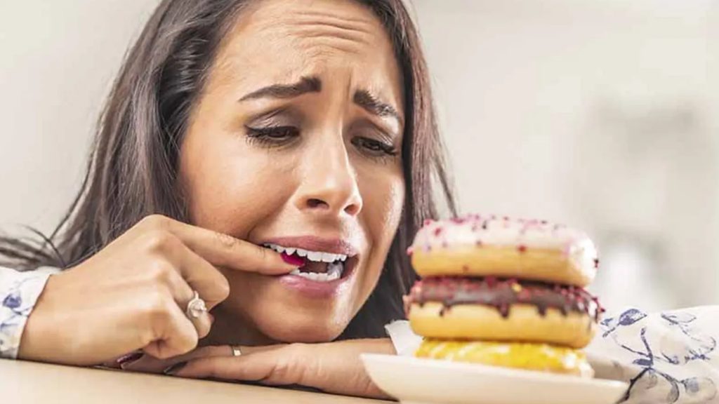 বারবার মিষ্টি ও জাঙ্কফুড খেতে ইচ্ছে করছে? লোভ কমানোর ১১ উপায়