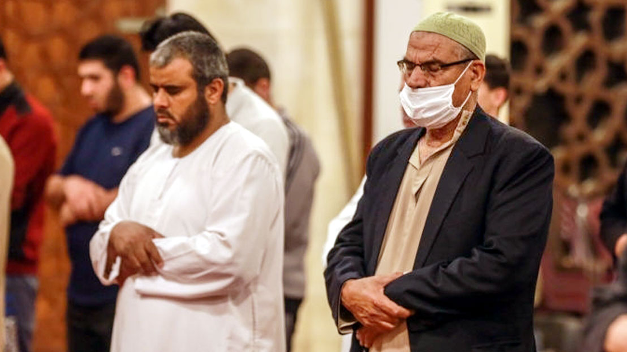 নামাজের সময় চোখ খোলা নাকি বন্ধ রাখতে হয়, জানুন