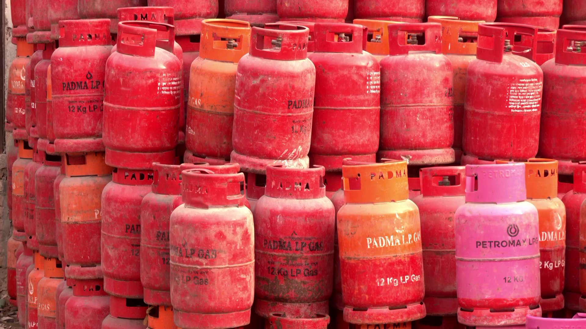 এলপি গ্যাসের তীব্র সংকট, ১৩০০ টাকার সিলিন্ডার বিক্রি হচ্ছে ২০০০ টাকায়