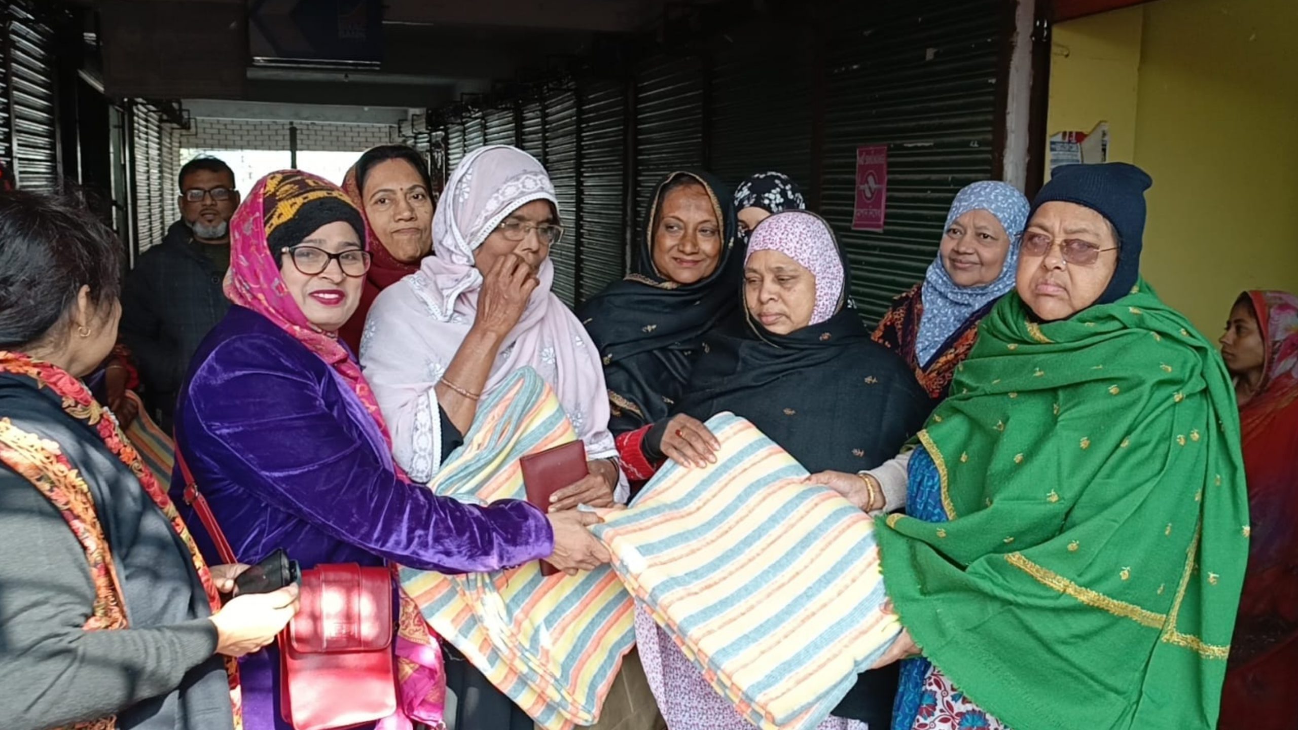মানবতার উষ্ণতায় শীত জয়: মধুখালীতে শীতার্তদের পাশে বাংলাদেশ মহিলা পরিষদ