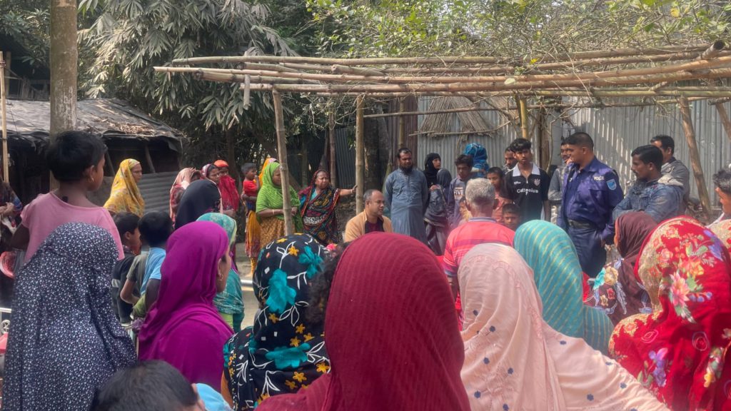 সালথায় প্রকাশ্যে নিজের পেটে ছুরি ঢুকিয়ে প্রাণ দিল যুবক