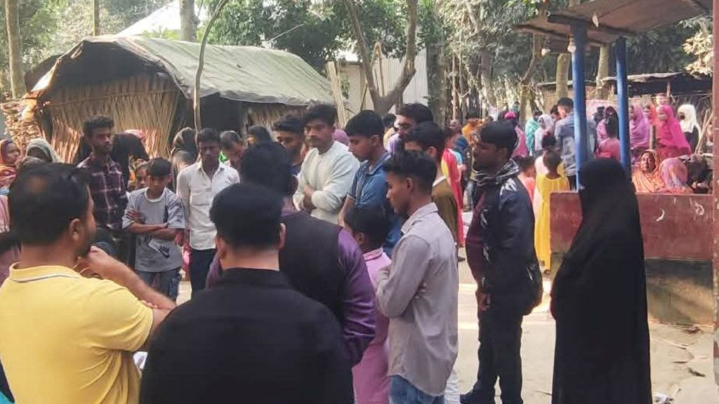 সালথায় ঘরের বারান্দার আড়ার সঙ্গে ঝুলছিল স্কুলছাত্রের লাশ