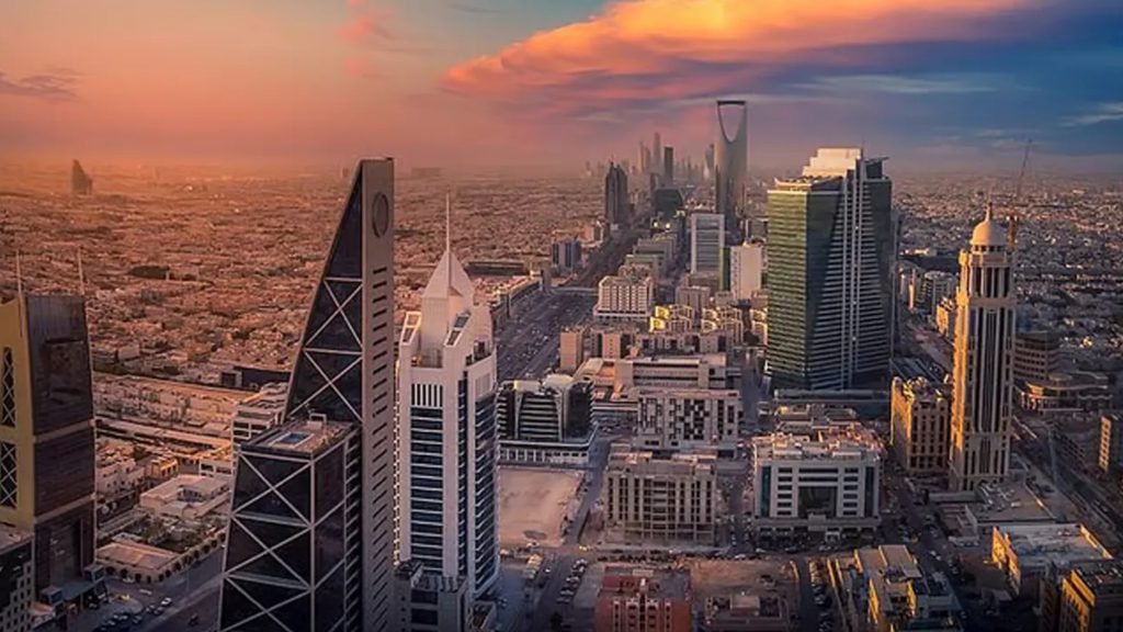 প্রবাসীদের জন্য দুঃসংবাদ: সৌদিতে কাজের সুযোগ কমছে