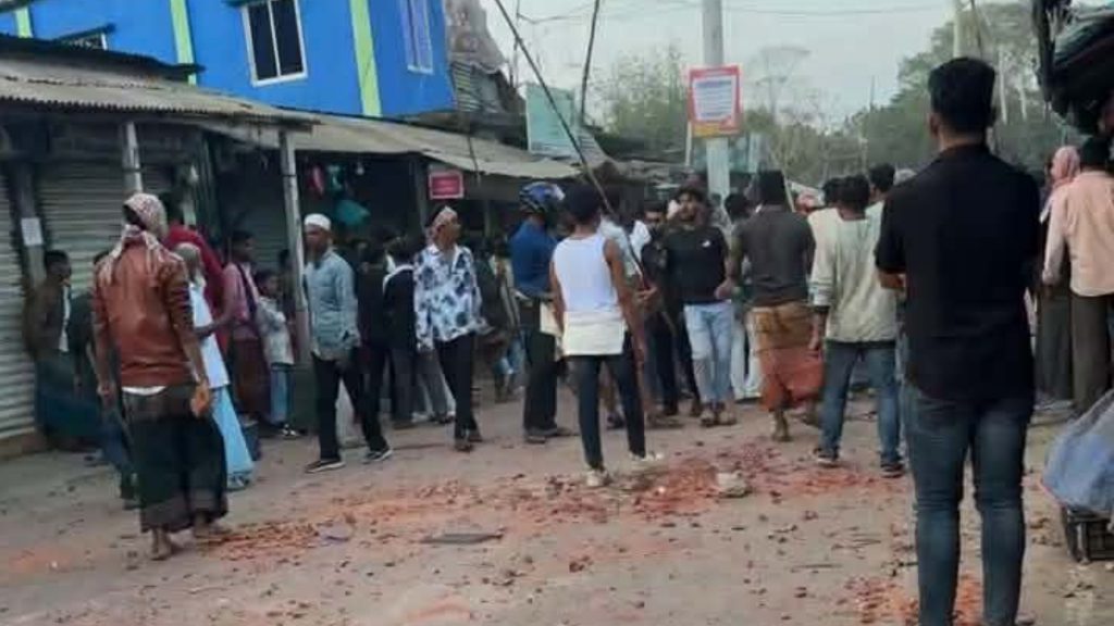 স্কুলের দাওয়াত ঘিরে সংঘর্ষে রণক্ষেত্র ভাঙ্গা, মহাসড়ক বন্ধ, আহত অর্ধশত