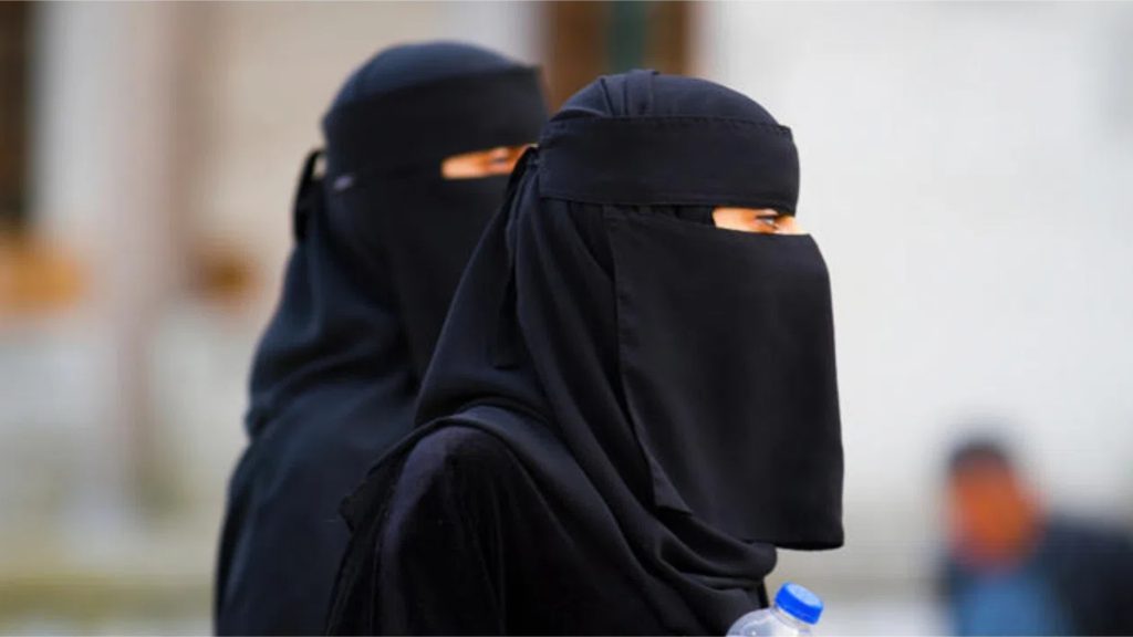 ভোট কেন্দ্রে নিকাব খুলেই কি দিতে হয় ভোট? জেনে নিন সত্য