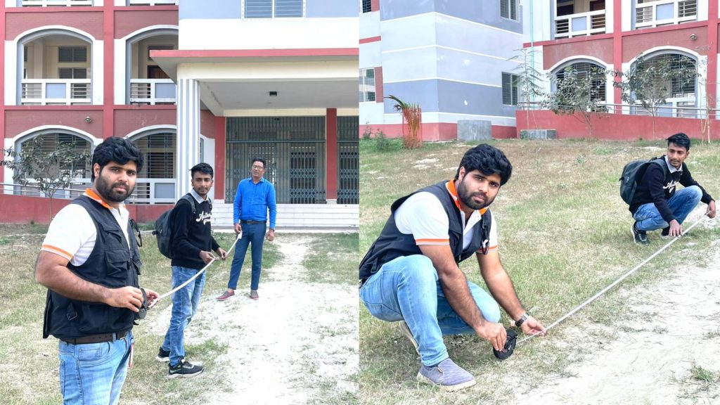 ভোটকেন্দ্রে মোবাইল নিষেধাজ্ঞা, ফরিদপুরে ফিতা টেনে ৪০০ গজ মেপে প্রতিবাদ সাংবাদিকদের