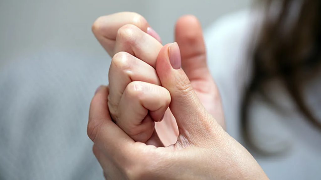 আঙুল ফোটানো ভালো না খারাপ—বিজ্ঞান কী বলে?