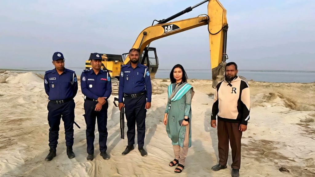 সদরপুরে নদীর চর থেকে বালু লুট, ইউপি সদস্যের বিরুদ্ধে মামলা দায়ের