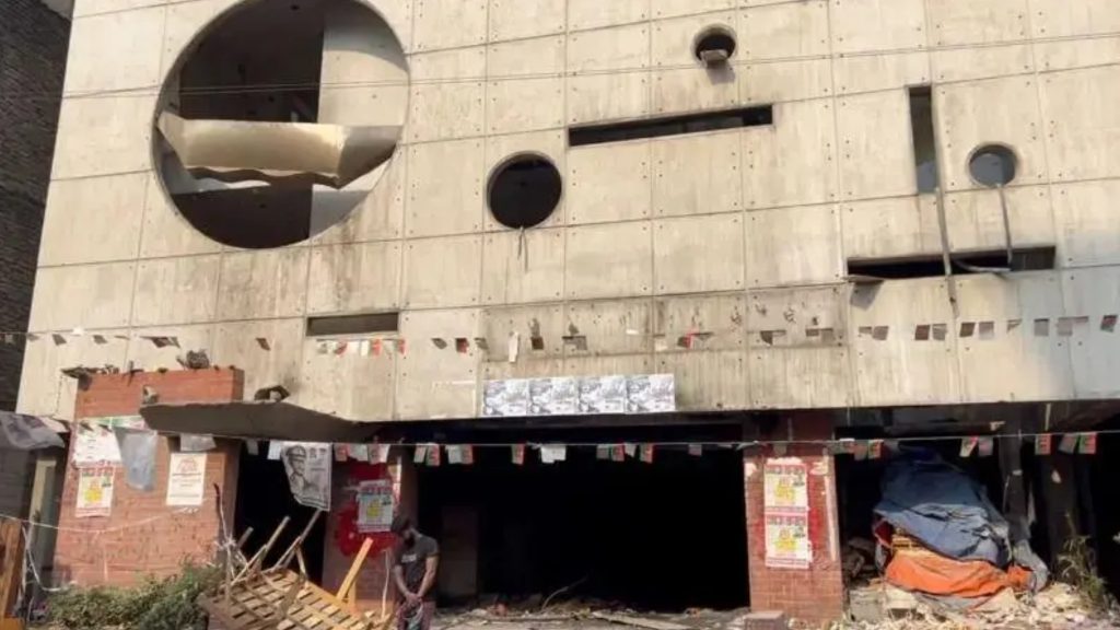 নিষেধাজ্ঞার মধ্যেও কার্যালয়ে আ.লীগ নেতাকর্মীদের ঢোকার চেষ্টা, নেপথ্যে কী পরিকল্পনা?