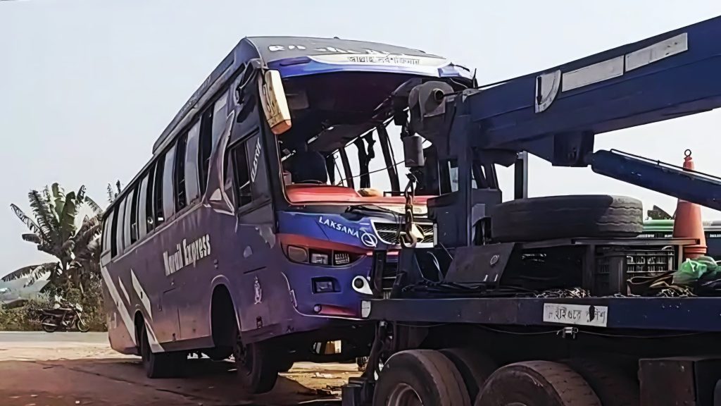 ফরিদপুরে যাত্রীবাহী বাস উল্টে প্রাণ গেল দু’জনের, আহত ২০