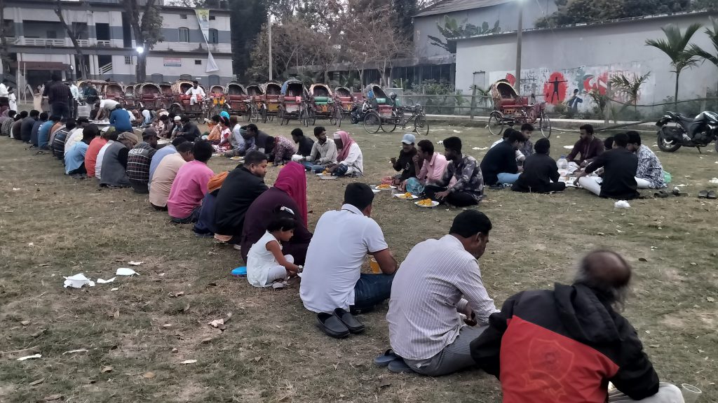 ফরিদপুরে শ্রমজীবীদের সঙ্গে একই কাতারে ইফতার, মানবিকতার উজ্জ্বল দৃষ্টান্ত