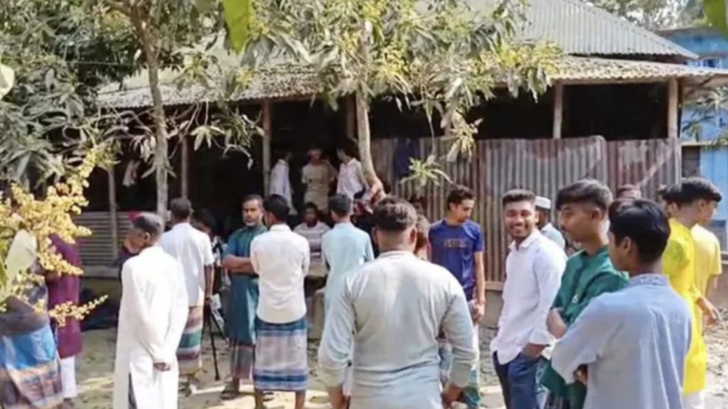 মধুখালীতে পরকীয়ার অভিযোগে নারী-পুরুষকে গাছে বেঁধে হেনস্তা, এলাকায় চাঞ্চল্য