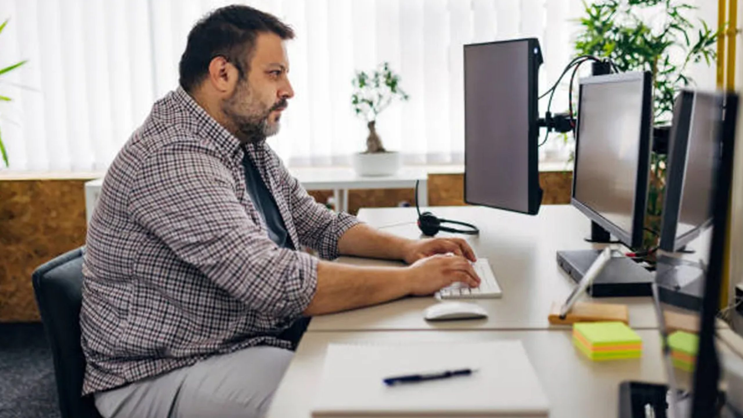 সারাদিন চেয়ারে বসে কাজ—চুপিসারে বাড়ছে ওজন! বুঝবেন কীভাবে?