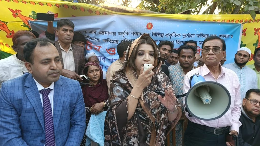 সালথায় আগুনে পুড়ে সর্বস্ব হারানো কৃষকের পাশে পররাষ্ট্র প্রতিমন্ত্রী শামা ওবায়েদ