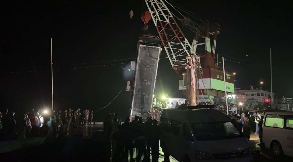 পদ্মার বুকে ট্র্যাজেডি: বাস উদ্ধারে মিললো ১৮ মরদেহ