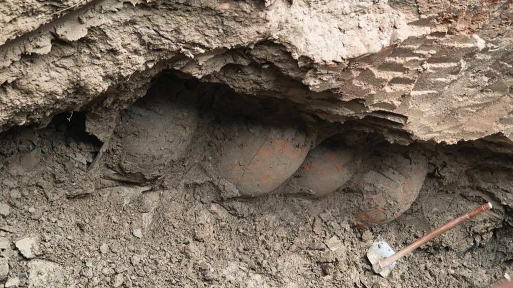 ভাঙ্গায় মাটি খুঁড়তেই বের হলো ২’শ বছরের পুরোনো ৩০–৩৫টি কলস!