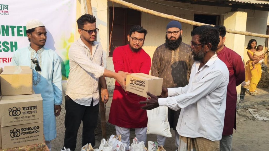 ফরিদপুরের দুর্গম চরে মানবিক উদ্যোগ, ৫০ পরিবার পেল রমজান ও ঈদ উপহার