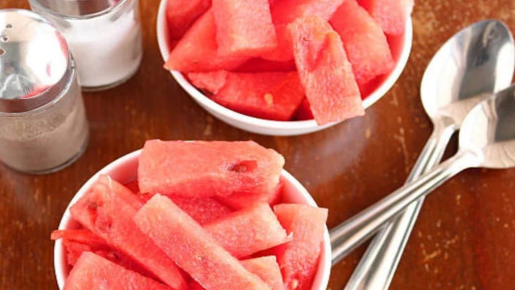 তরমুজের উপর লবণ ছড়িয়ে খাওয়া কি ভালো?