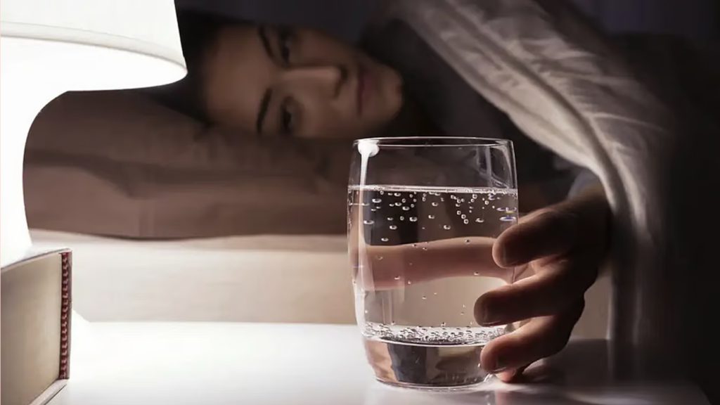 ঘুমের আগে পানি পান করলে কী হয়? জানালেন স্বাস্থ্য বিশেষজ্ঞরা