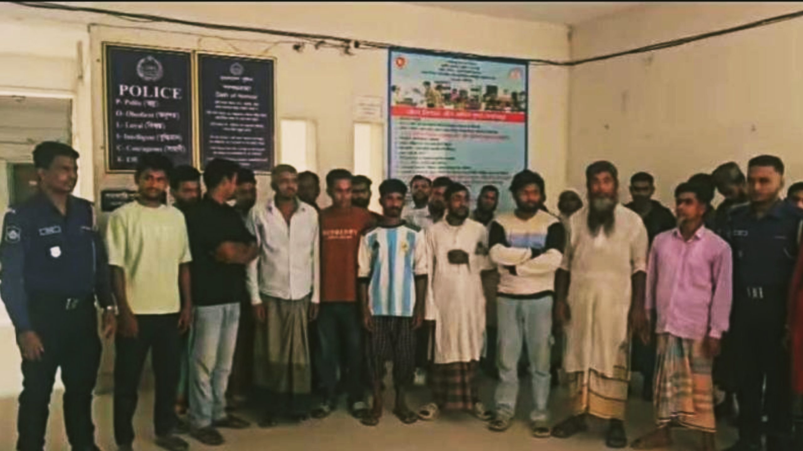 নগরকান্দায় গভীর রাতে পুলিশের বিশেষ অভিযান, দেশীয় অস্ত্রসহ ৩২ জন গ্রেপ্তার