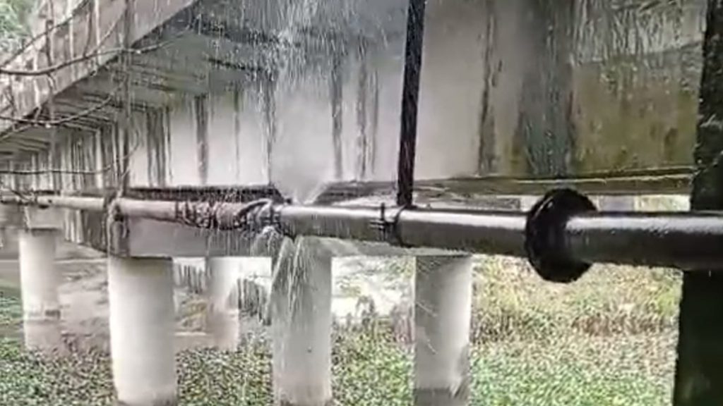 মেরামতের নামে প্রহসন, ফাটা পাইপে চলছে নগরকান্দা পৌরসভার পানির অপচয়