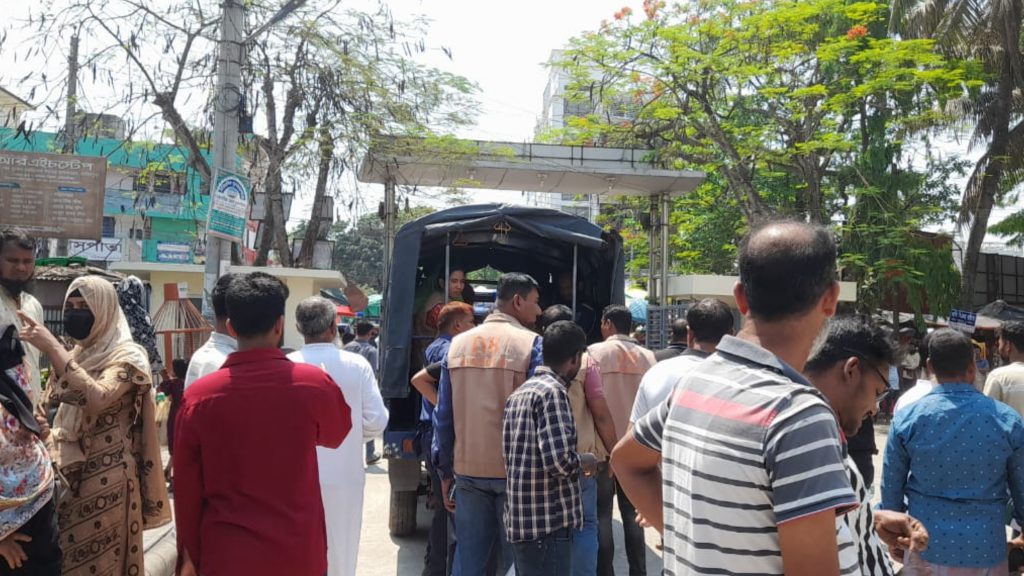 ফরিদপুর মেডিকেলে ডিবির হানা: দালাল চক্রের ১৫ সদস্য গ্রেপ্তার