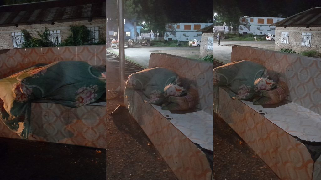 “ভেজা চাদরের নিচে চাপা পড়ে থাকা এক পৃথিবীর কান্না”