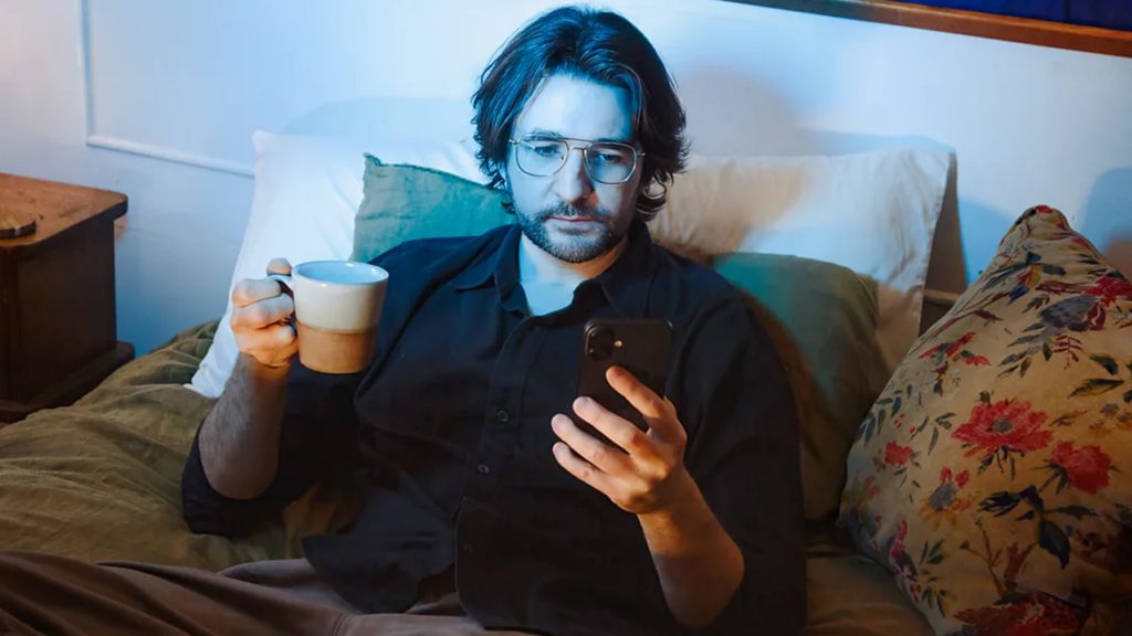 ফোনের নীল আলোই কি আপনার ঘুমের বারোটা বাজাচ্ছে?