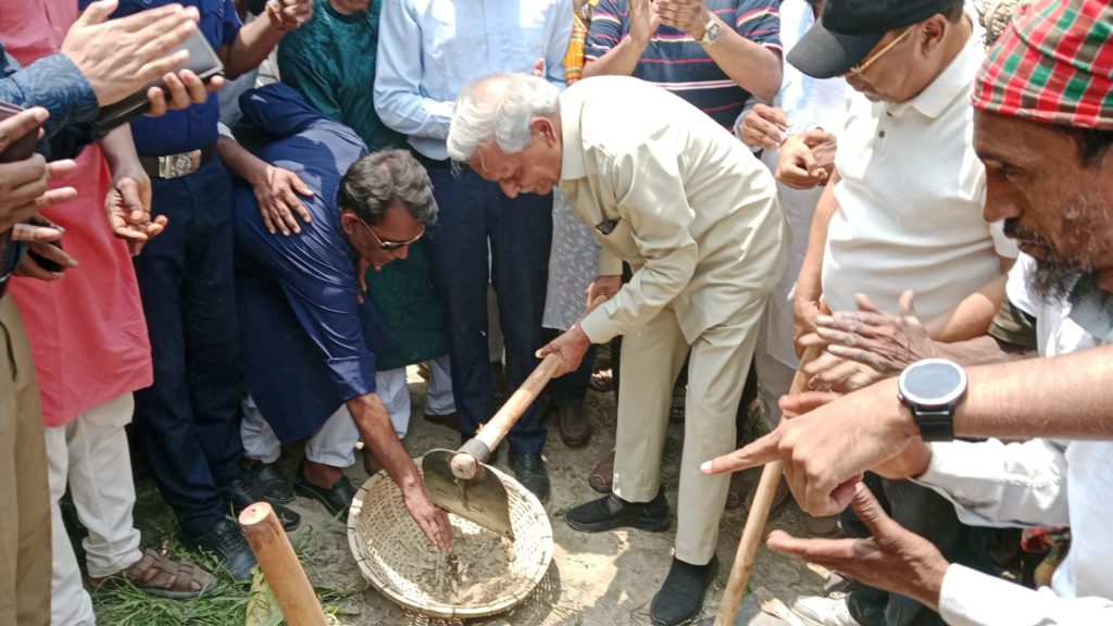 ফরিদপুরে সংস্কৃতি মন্ত্রীর উদ্বোধনে শুরু খাল পুনঃখনন, জলাবদ্ধতা নিরসনে আশাবাদ