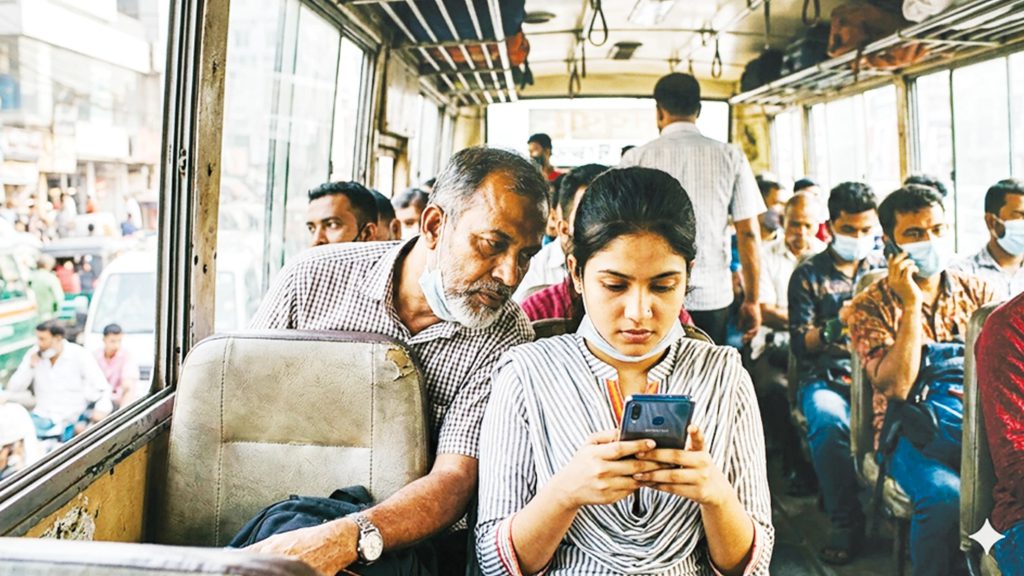 মানুষ কেন অন্যের ফোনে উঁকি দেয়?