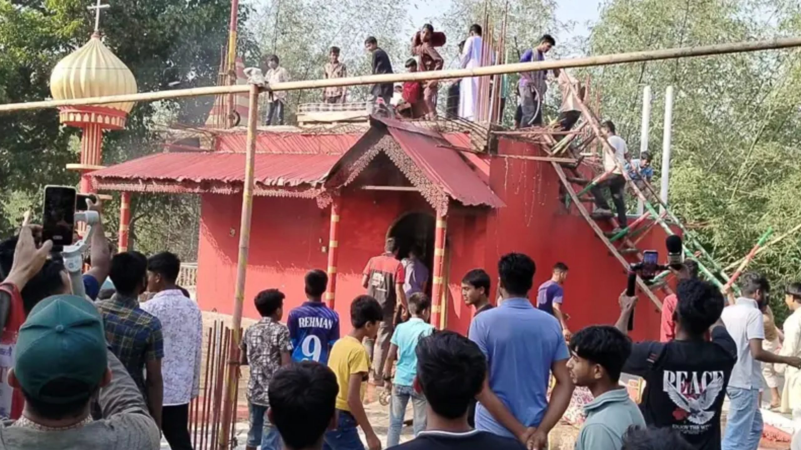 কুষ্টিয়ায় ‘দরবারে’ হামলা চালিয়ে কথিত পীরকে হত্যা, কী হয়েছিল সেখানে?