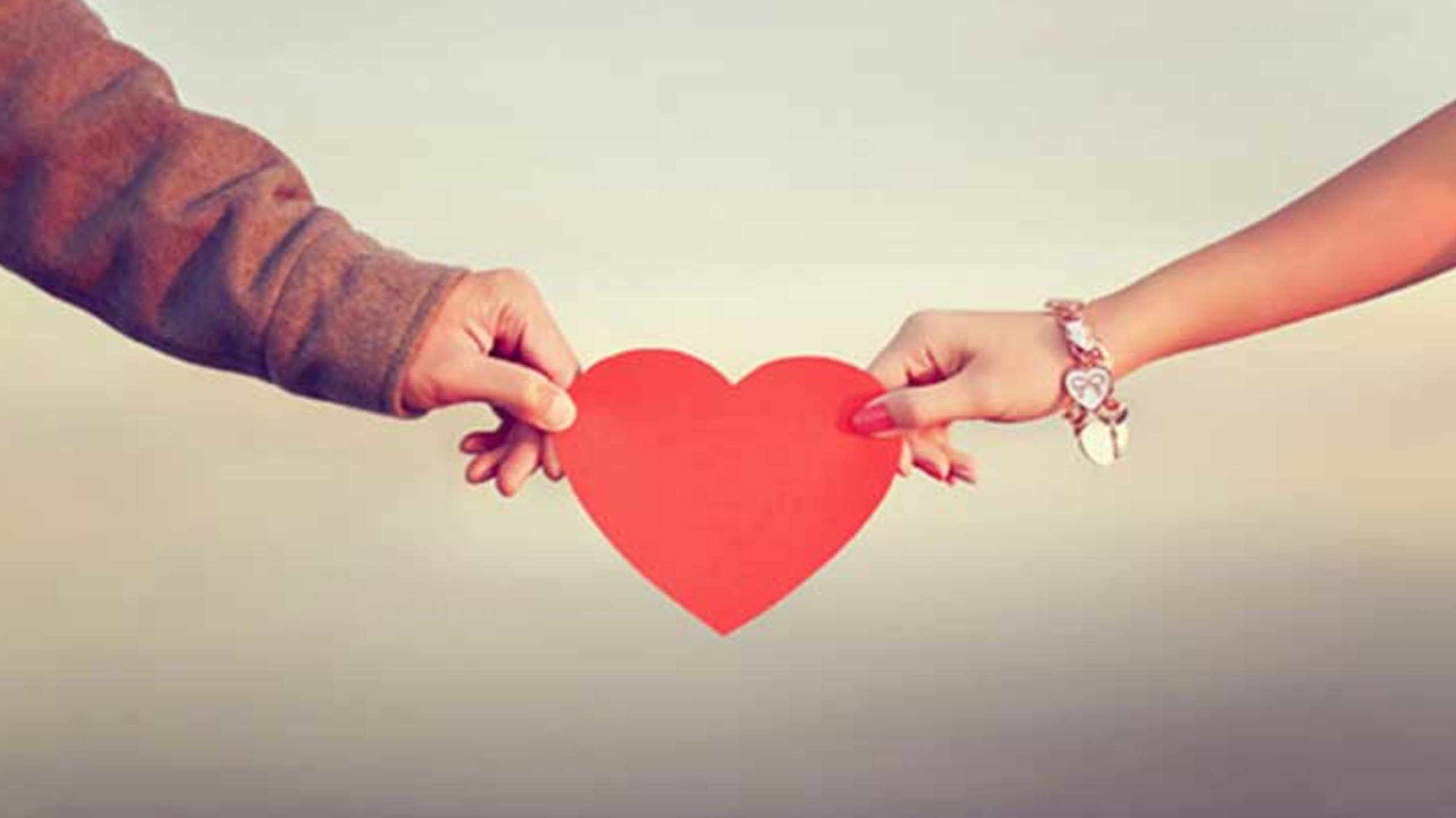 সম্পর্কে কে বেশি ভালোবাসে, পুরুষ না নারী? জানুন আসল সত্য