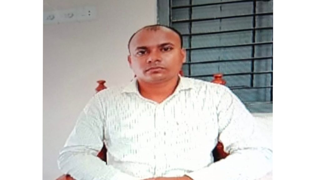 ফরিদপুরে ঘরের সিলিং ফ্যানের সঙ্গে ঝুলছিল শিক্ষা কর্মকর্তার লাশ