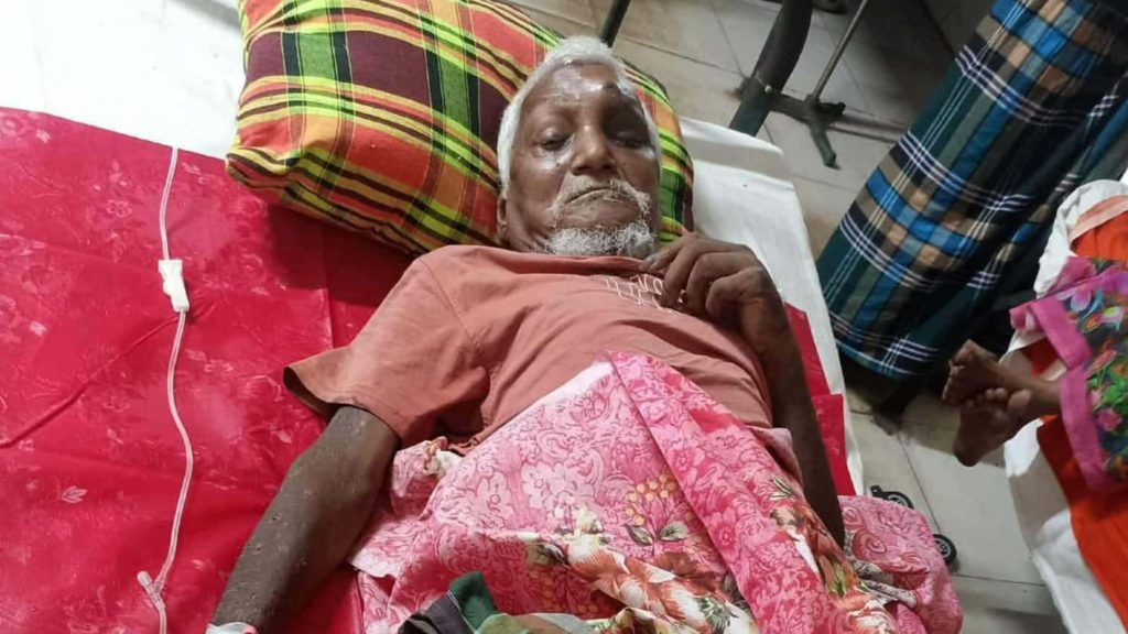 বিদ্যালয়ের ঘণ্টা বাজানো দুঃখীরামের জীবনে আজ নীরবতা—পা হারিয়ে লড়ছে মৃত্যুর সাথে