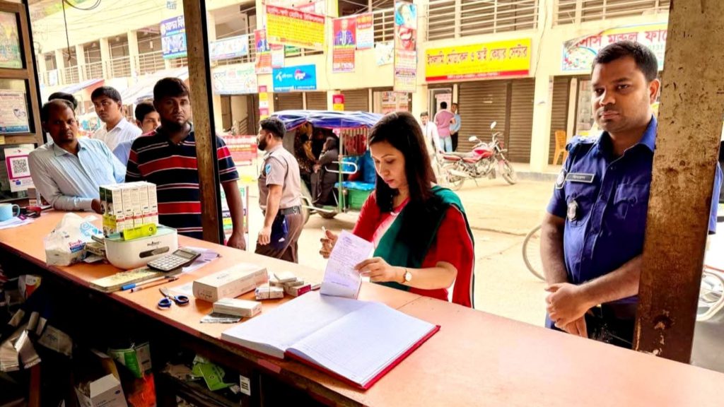 সদরপুরে মেয়াদোত্তীর্ণ ওষুধ বিক্রি, ৩ ফার্মেসিকে জরিমানা