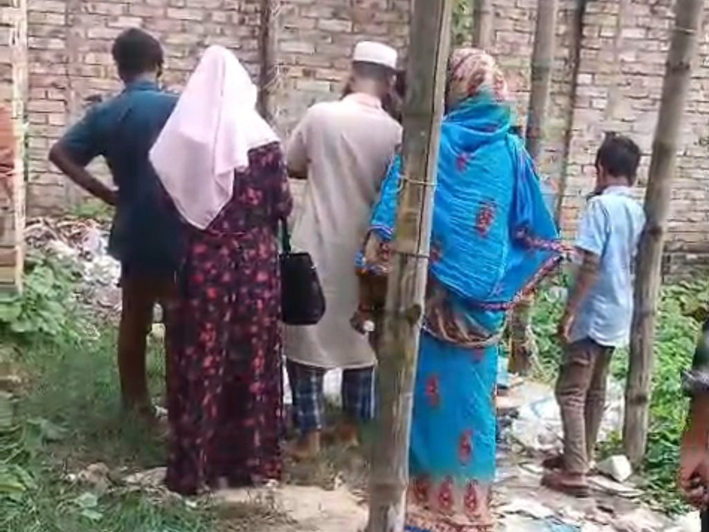 ফরিদপুরে ময়লারস্তুপে কুকুরে টানছিল নবজাতকের লাশ