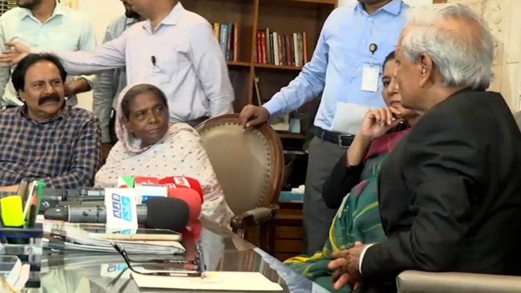ফরিদপুরের সেই ভাইরাল শিল্পী লাইলী বেগমকে ৩ লাখ টাকার অনুদান দিল সরকার