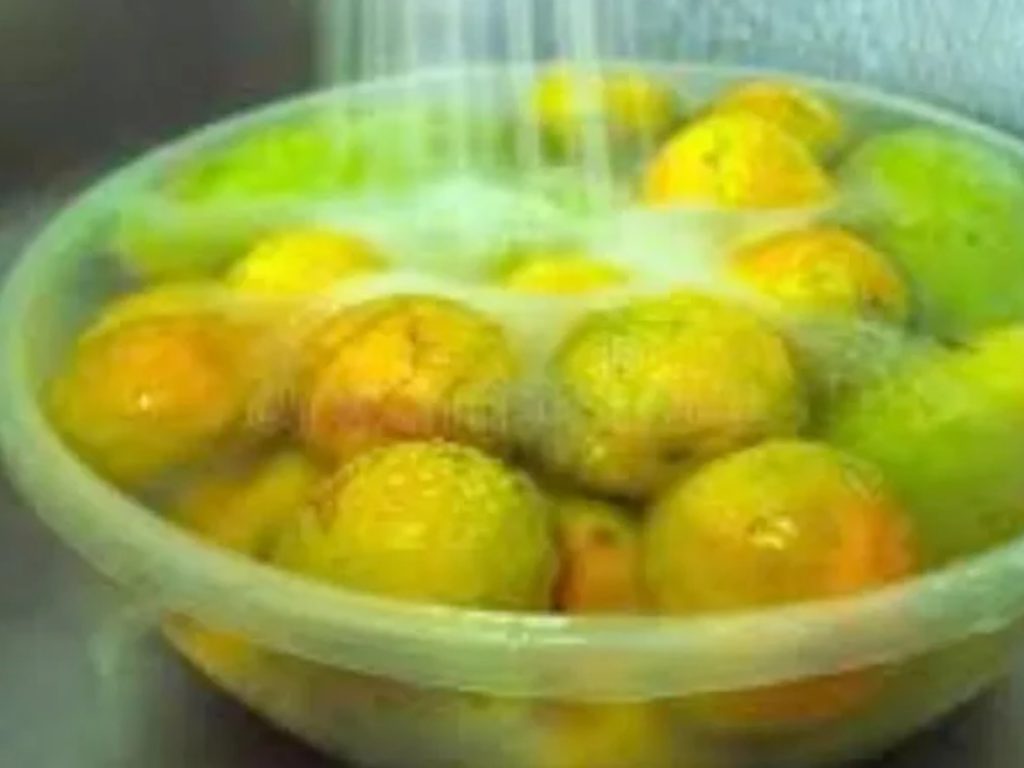 আম কাটার আগে কেন পানিতে ভিজিয়ে রাখা জরুরি?