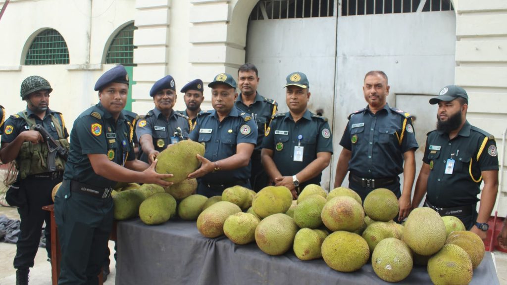 ফরিদপুর জেলা কারাগারে কর্মকর্তা-কর্মচারীদের মাঝে মৌসুমী ফল কাঁঠাল বিতরণ