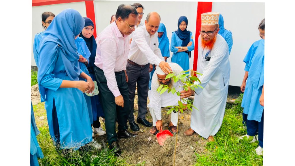 জলবায়ু পরিবর্তন মোকাবিলায় ফরিদপুর পুলিশ লাইন্স স্কুল অ্যান্ড কলেজে বৃক্ষরোপণ