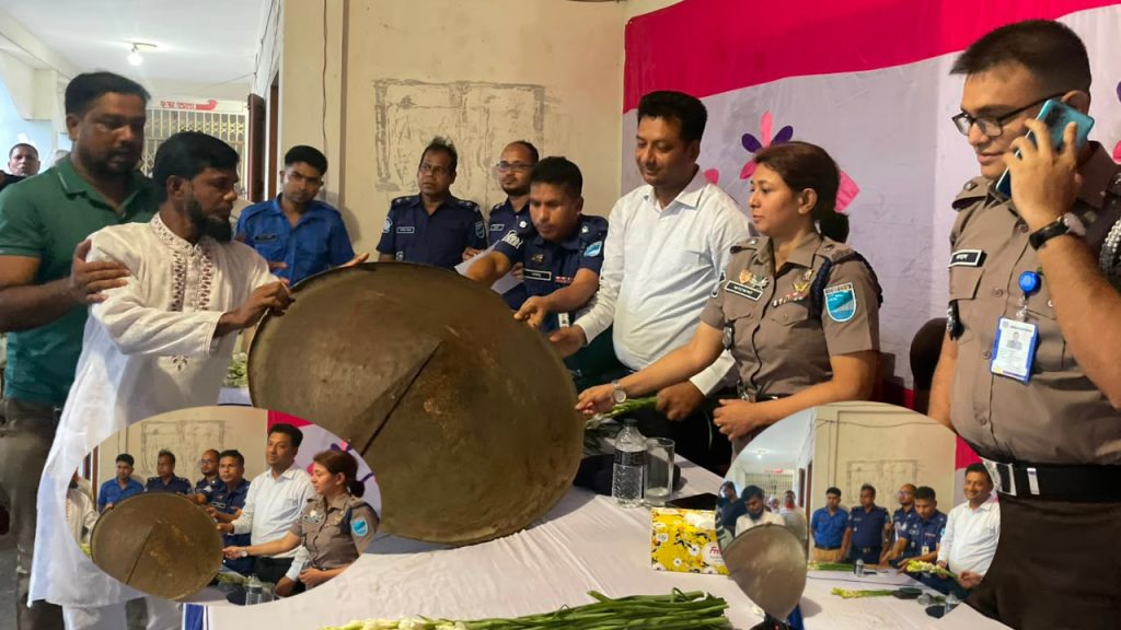 সালথায় রক্তপাতের পথ ছেড়ে শান্তির পথে, অস্ত্র জমাদানকারীদের ফুল দিল প্রশাসন