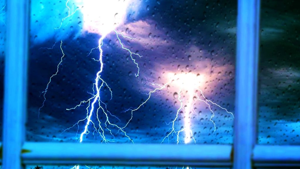 ঝড়-বজ্রপাতের আগে যে ৫ কাজ করতে ভুলবেন না?