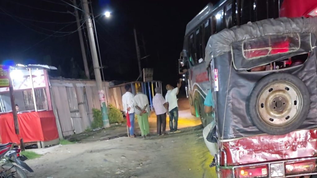 ফরিদপুরে মহাসড়কে বাস থামিয়ে চাঁদা আদায়, পুলিশের অভিযানে আটক ৪