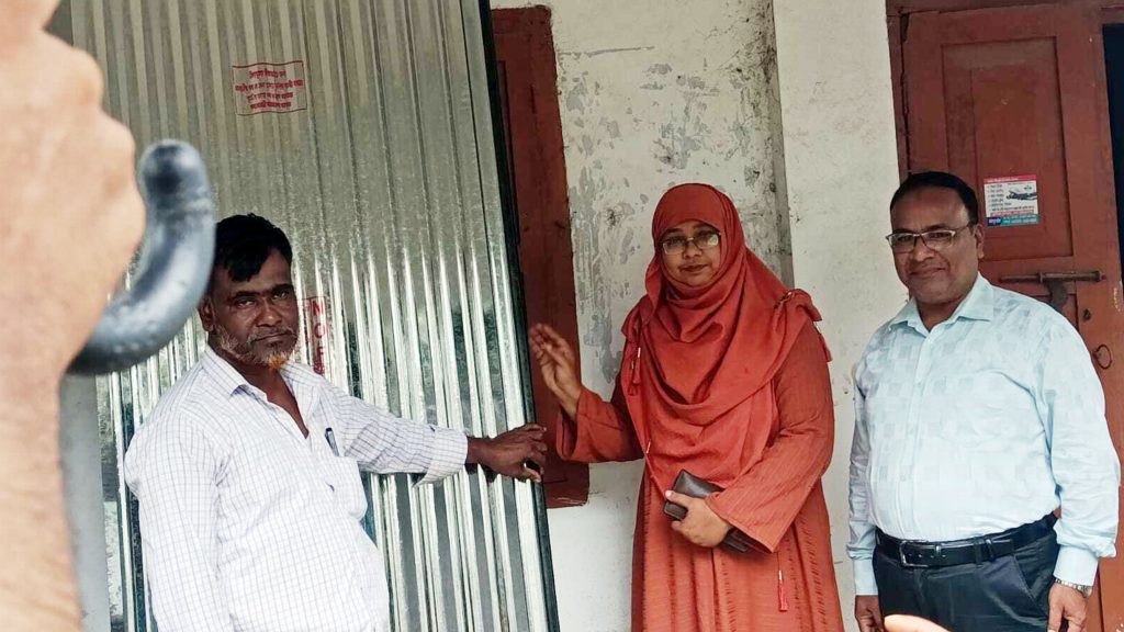 চরভদ্রাসনে প্রাকৃতিক দুর্যোগে ক্ষতিগ্রস্ত ৬০ পরিবার পেল ঢেউটিন ও নগদ সহায়তা